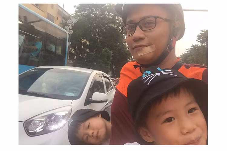 Bé Minh Trí và Minh Tuệ nay đã lớn phổng phao, luôn quấn quýt bố.