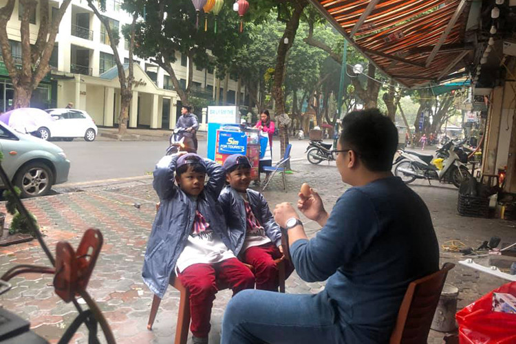 Hình ảnh Trung Nghĩa vui đùa cùng con không quá xa lạ với khán giả.