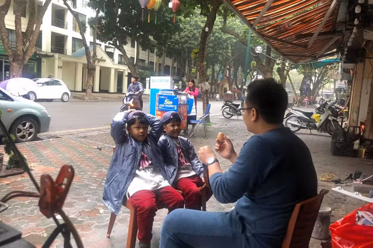 Hình ảnh Trung Nghĩa vui đùa cùng con không quá xa lạ với khán giả.