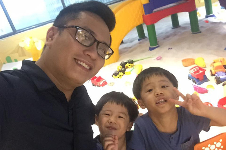 Trên trang cá nhân, chồng cũ của Hoàng Linh thường xuyên chia sẻ hình ảnh vui đùa, chăm sóc hai thiên thần nhỏ của mình.