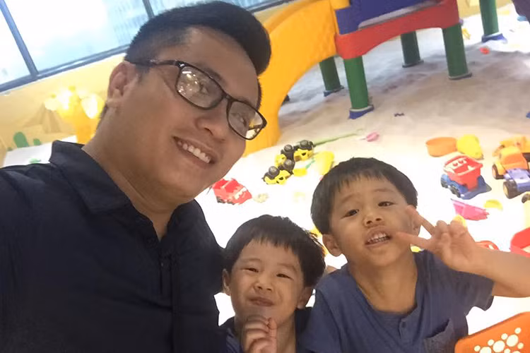 Trên trang cá nhân, chồng cũ của Hoàng Linh thường xuyên chia sẻ hình ảnh vui đùa, chăm sóc hai thiên thần nhỏ của mình.