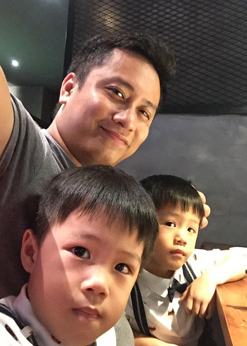 Trong lần hiếm hoi nói về cuộc sống gà trống nuôi con, Hoàng Nghĩa chia sẻ trên Vietnamnet rằng, anh có thể tự hào mình là một ông bố mát tay trong việc nuôi con. Đối với anh, anh chăm con gần như không gặp vấn đề gì dù thi thoảng cũng lúng túng bởi những câu hỏi của con.