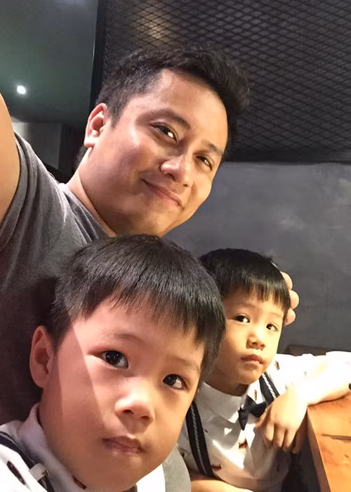 Trong lần hiếm hoi nói về cuộc sống gà trống nuôi con, Hoàng Nghĩa chia sẻ trên Vietnamnet rằng, anh có thể tự hào mình là một ông bố mát tay trong việc nuôi con. Đối với anh, anh chăm con gần như không gặp vấn đề gì dù thi thoảng cũng lúng túng bởi những câu hỏi của con.