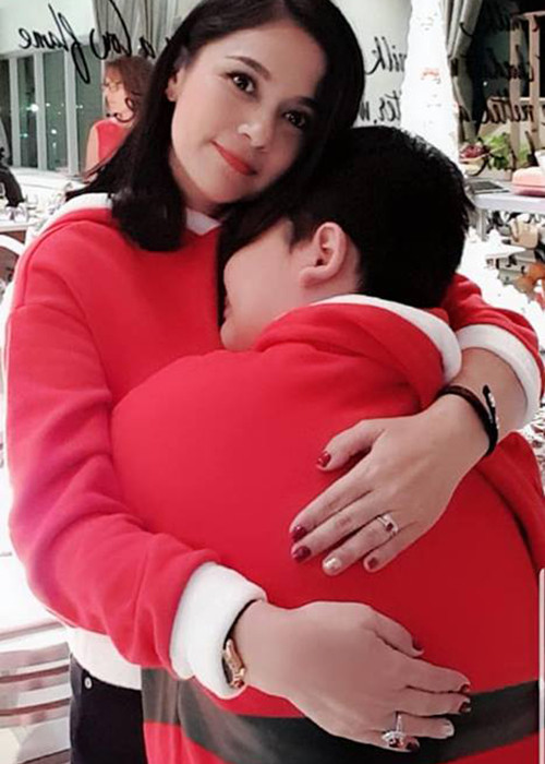 Nữ diễn viên phim "Người đẹp Tây Đô" một mình nuôi con trai trong nhiều năm qua và cả hai hiện sống trong một khu nhà vườn ở ngoại ô.