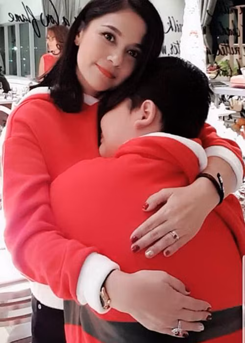 Nữ diễn viên phim "Người đẹp Tây Đô" một mình nuôi con trai trong nhiều năm qua và cả hai hiện sống trong một khu nhà vườn ở ngoại ô.