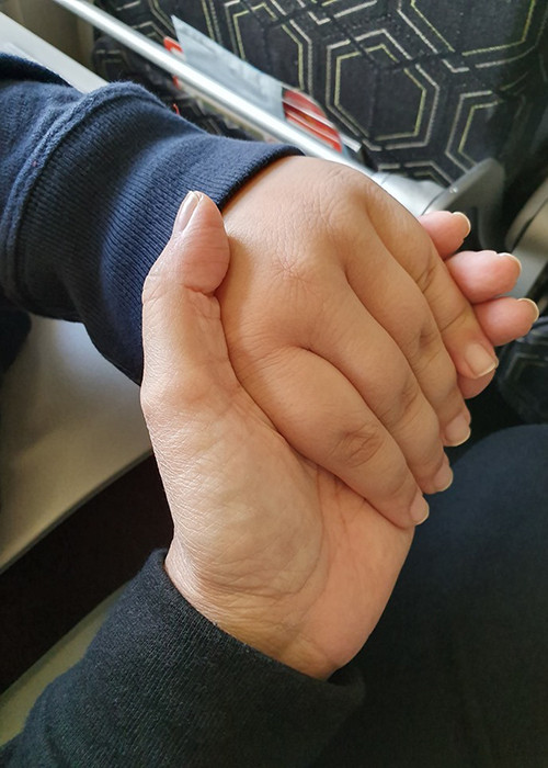 Nữ diễn viên khoe hình ảnh nắm tay con trai.