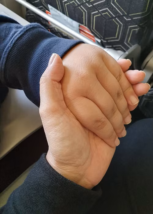 Nữ diễn viên khoe hình ảnh nắm tay con trai.