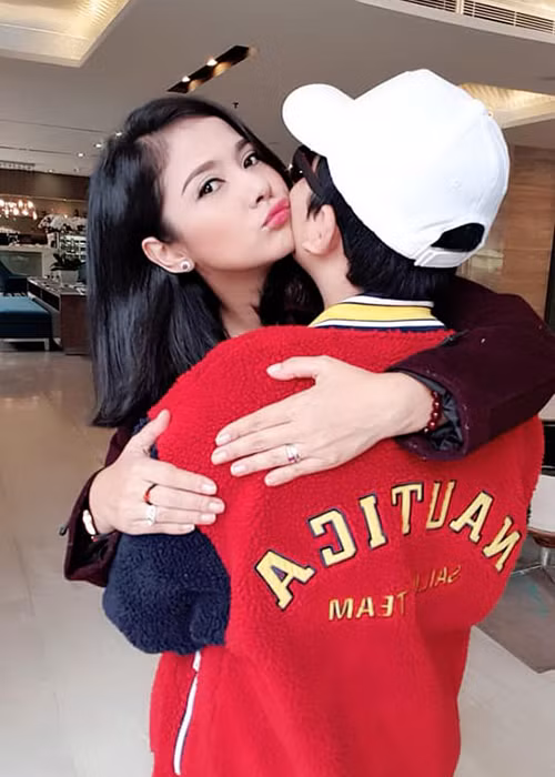 Cậu nhóc thường xuyên được mẹ đưa đi du lịch.