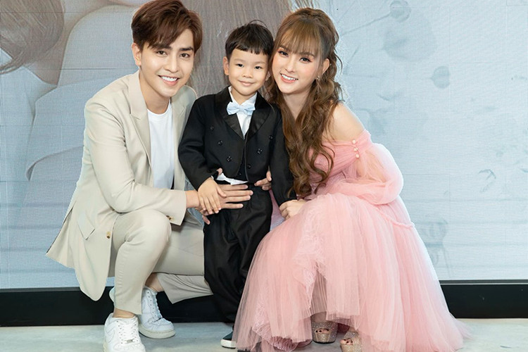 Ngoài Kin Nguyễn, Thu Thủy cũng bị nhiều cư dân mạng chỉ trích vì cho rằng nữ ca sĩ để mặc con trai bị đối xử không tốt.