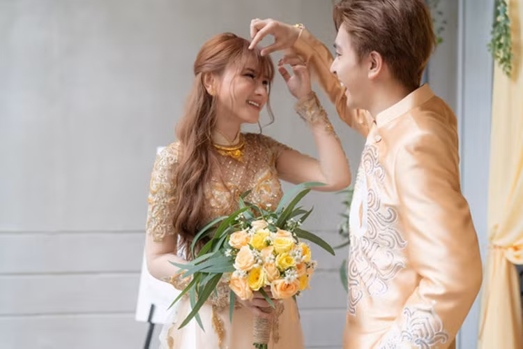 Nữ ca sĩ chia sẻ chồng trẻ chín chắn, bao dung, yêu thương cô và con trai riêng của cô.