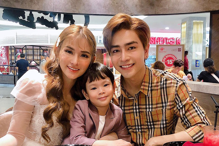 Gắn liền với hình ảnh bố dượng yêu thương con riêng của vợ, Kin Nguyễn bất ngờ để lộ khoảnh khắc bị nghi cấu tay bé. Hành động của chồng Thu Thủy khiến dư luận dậy sóng.