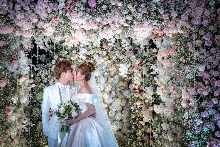 Ngày tái hôn, Thu Thủy có nhiều khoảnh khắc ngọt ngào bên Kin Nguyễn.