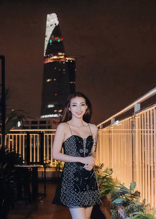 Khi Kin Nguyễn vướng ồn ào cấu tay con riêng của Thu Thủy, Yến Hana liên tục đăng dòng trạng thái lạ.