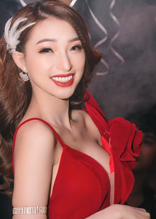 Yến Hana là bạn gái cũ của Kin Nguyễn. Gần đây, cô được nhắc đến vì Kin Nguyễn vướng lùm xùm cấu tay con riêng của Thu Thủy.