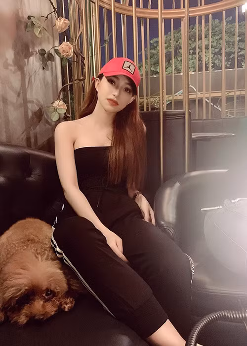 "Bạn à, hãy thức tỉnh đi, những bộ phim bạn đang xem, những cuốn tiểu thuyết bạn đang cầm trên tay ấy, chỉ là hư cấu để khiến thế giới tưởng tượng thêm sắc màu mà thôi! Cuộc sống thực tại chẳng giống chút nào. Thôi thì cứ tin vào chính mình thôi nè". Yến Hana viết.