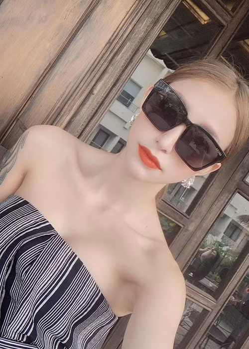 Yến Hana thường xuyên đăng tải trên trang cá nhân những bức ảnh gợi cảm của mình.