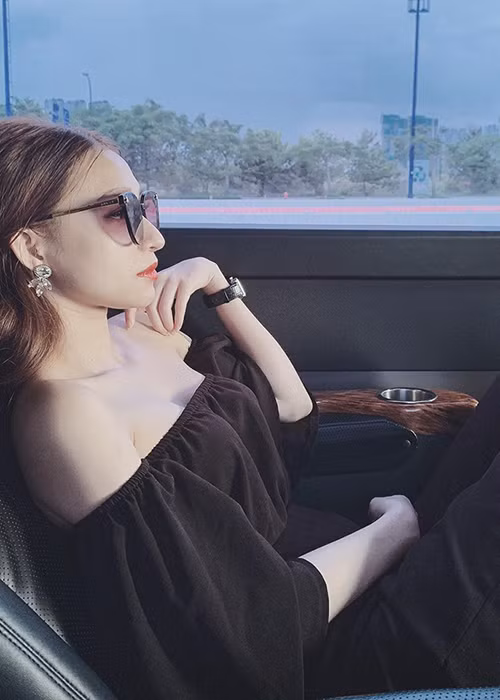 Tình cũ của Kin Nguyễn có gu ăn mặc trẻ trung, sành điệu.