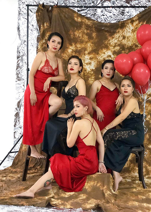 Không chỉ mặc táo bạo hơn, Hoàng Linh còn bất ngờ chuyển sang để tóc ngắn đồng thời nhuộm màu rực rỡ.