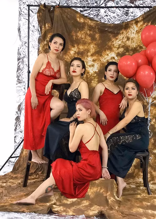 Không chỉ mặc táo bạo hơn, Hoàng Linh còn bất ngờ chuyển sang để tóc ngắn đồng thời nhuộm màu rực rỡ.