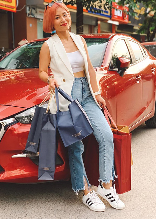 Trong khi sự thay đổi về phong cách của nữ MC đang trở thành chủ đề bàn tán của dư luận, Hoàng Linh đến nay vẫn giữ im lặng.