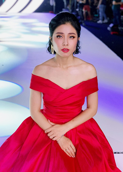 Nữ MC "Chúng tôi là chiến sĩ" có chiều cao khiêm tốn nhưng vóc dáng quyến rũ không kém cạnh hot girl hay hoa hậu.