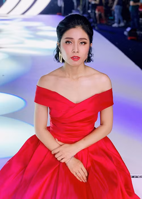 Nữ MC "Chúng tôi là chiến sĩ" có chiều cao khiêm tốn nhưng vóc dáng quyến rũ không kém cạnh hot girl hay hoa hậu.