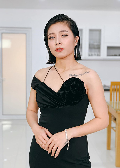 Không thể phủ nhận dù là mẹ của một cặp song sinh nhưng Hoàng Linh vẫn trẻ trung, gợi cảm.