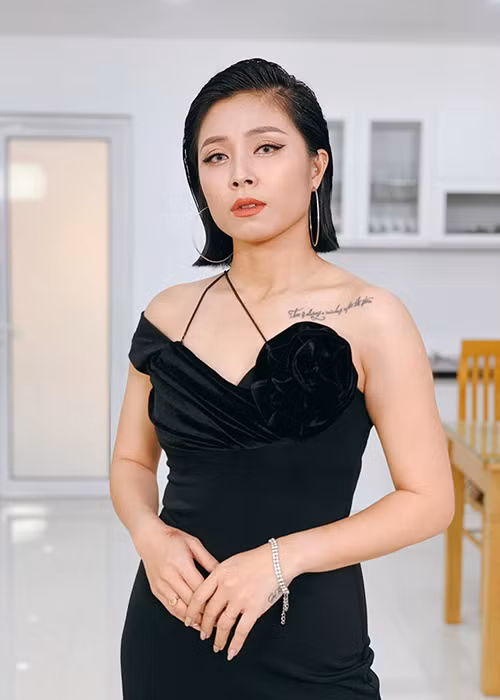 Không thể phủ nhận dù là mẹ của một cặp song sinh nhưng Hoàng Linh vẫn trẻ trung, gợi cảm.