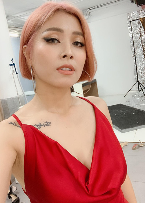 Người đối diện thực sự khó rời mắt trước hình ảnh Hoàng Linh quyến rũ trong thời gian qua.