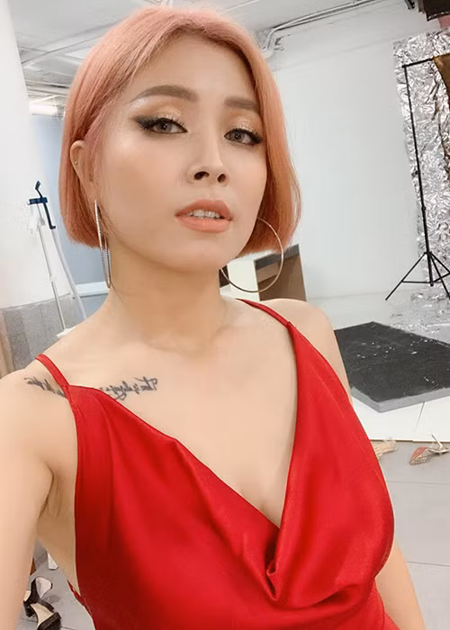 Người đối diện thực sự khó rời mắt trước hình ảnh Hoàng Linh quyến rũ trong thời gian qua.