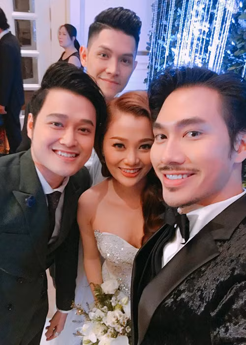 Gần đây, Quang Vinh lẫn Quí Khánh đều công khai trạng thái hẹn hò.