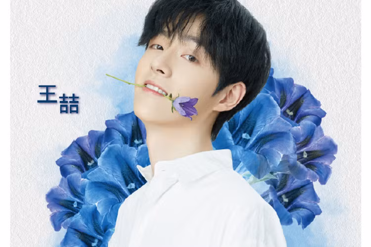 Vương Triết sinh năm 1996 tại Thượng Hải. Anh sở hữu gương mặt điển trai.