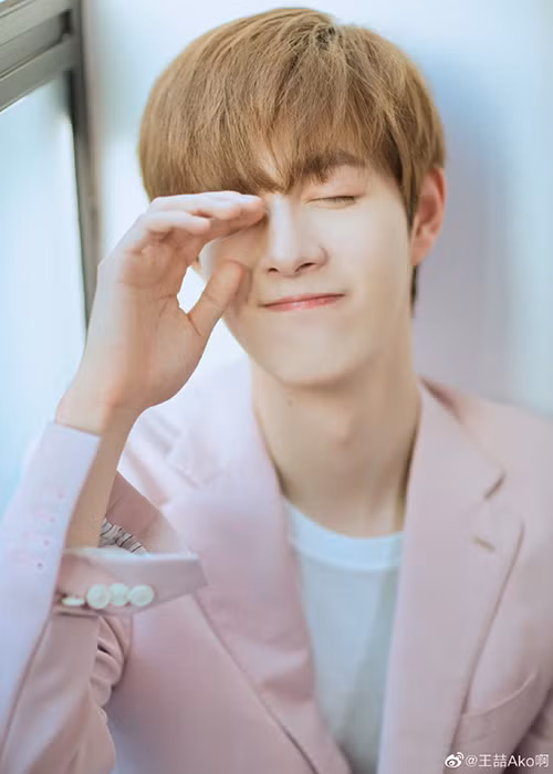 Theo Ifeng, cư dân mạng Trung Quốc đang đặt nghi vấn Vương Triết bị lộ clip nóng dựa vào đặc điểm gương mặt đến vị trí nốt ruồi trên người của hot boy này với người đàn ông trong clip.