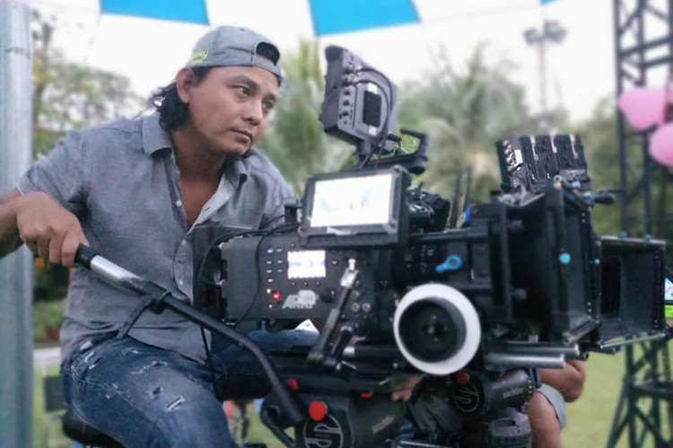 Đạo diễn Vũ Thủy và nghệ sĩ Bùi Cường từng cùng thực hiện các bộ phim "Tổ ấm gió lùa", "Gia tộc dậy sóng", "Những đóa quân tử lan", "Bản năng nguy hiểm", "Khu vườn bí ẩn", "Không thể gục ngã", "Ý chí độc lập".