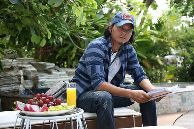 Nghệ sĩ Bùi Cường mời con rể Vũ Thủy làm đạo diễn phim "Cậu Vàng". Thế nhưng, khi phim chưa bắt đầu, nghệ sĩ Bùi Cường đã đột ngột qua đời.