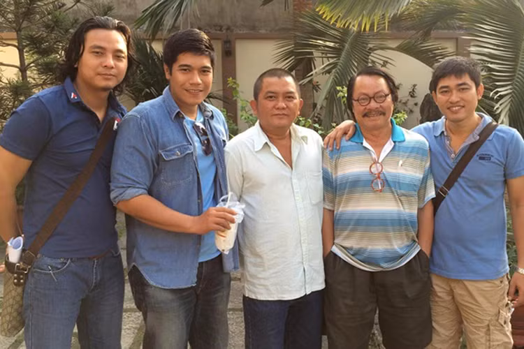 Trần Vũ Thủy chính là con rể của cố nghệ sĩ Bùi Cường (thứ hai bên phải sang). Ảnh: Tiền Phong