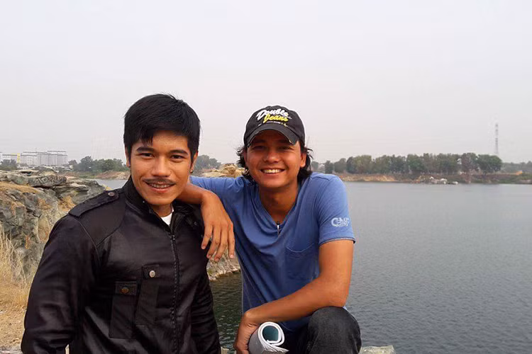 Sau khi bố qua đời, Vũ Thủy tiếp quản công việc để hoàn thành tâm nguyện của bố.