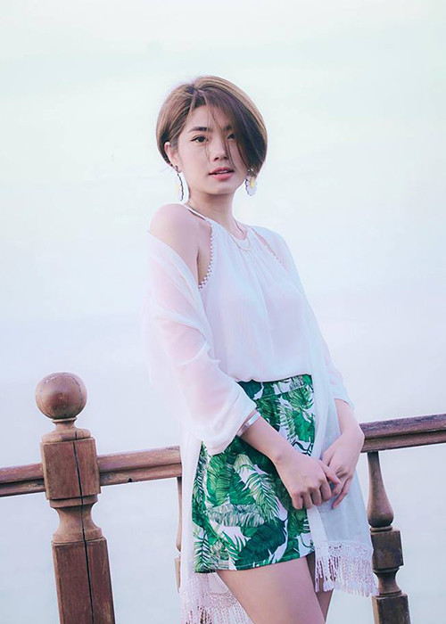 Hot girl sinh năm 1993 để tóc ngắn, mặc trang phục giúp cô khoe triệt để những đường cong.