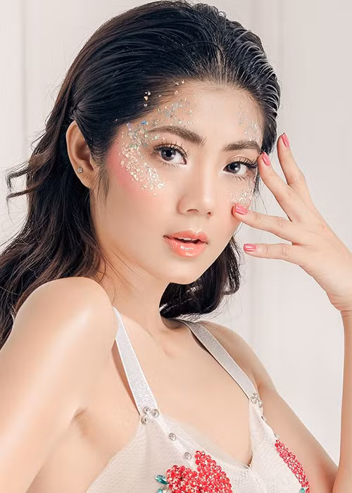 Phương Linh sinh năm 1993, từng giành giải nhất cuộc Hoa học trò Icon vào năm 2009.