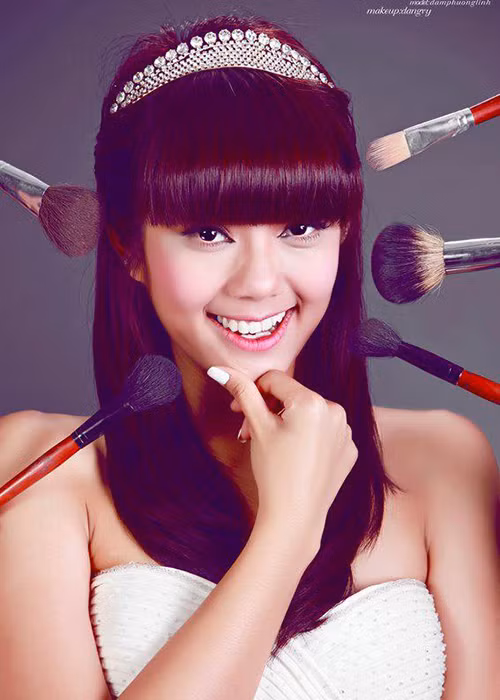 Bạn gái tin đồn của Tim gây ấn tượng bởi nụ cười tỏa nắng.