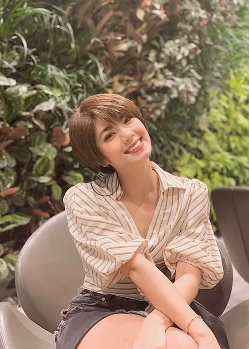 Bạn gái tin đồn của Tim từng hẹn hò rapper Karik, tuy nhiên cặp đôi chia tay sau 1 năm yêu nhau.