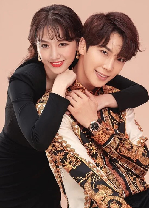 Khoảnh khắc Hari Won ôm Park Jung Min. Ảnh: Lao động