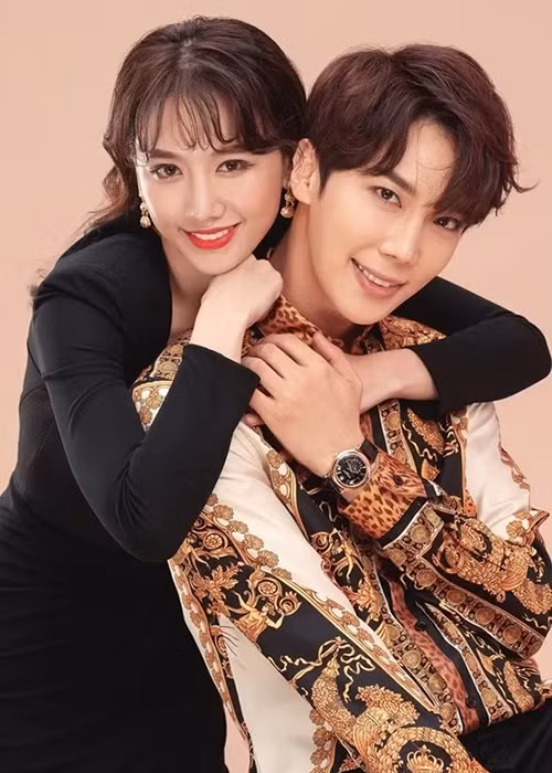 Khoảnh khắc Hari Won ôm Park Jung Min. Ảnh: Lao động