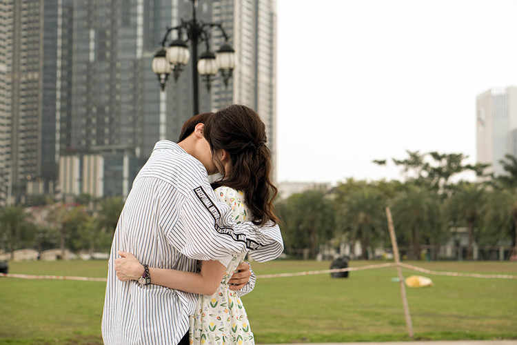 Hari Won cho hay, Trấn Thành chưa biết cô có cảnh hôn này với Park Jung Min nên không biết anh có ghen hay không. Ảnh: Vnmedia