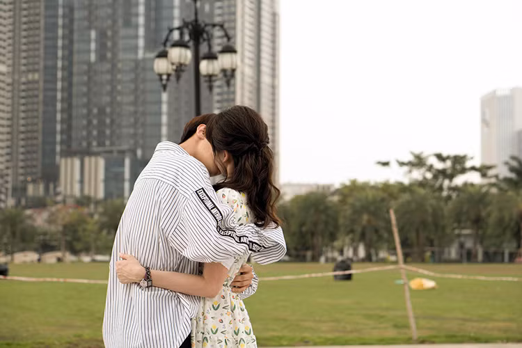 Hari Won cho hay, Trấn Thành chưa biết cô có cảnh hôn này với Park Jung Min nên không biết anh có ghen hay không. Ảnh: Vnmedia