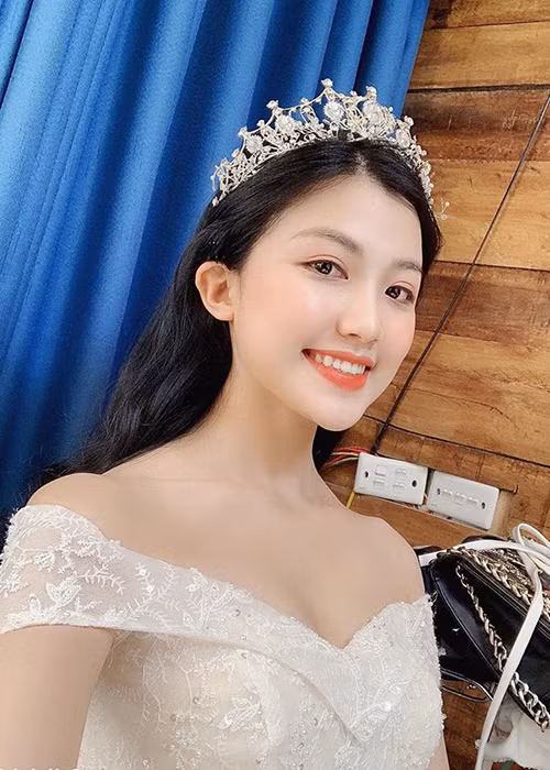 Trong thời gian qua, nữ diễn viên sinh năm 1996 vướng nghi vấn dao kéo bởi gương mặt từ bầu bĩnh bỗng trở nên thanh tú hơn.