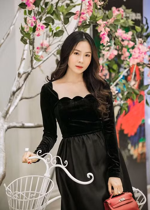 Các bộ phim nổi tiếng có sự góp mặt của Hồng Diễm gồm "Cả một đời ân oán", "Cầu vồng tình yêu", "Mátxcơva, mùa thay lá".