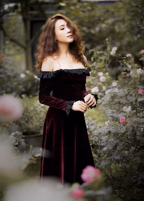 Sau cuộc thi Hoa hậu ngọc trai phương đông, Hồng Diễm tập trung cho công việc làm MC, đóng phim.