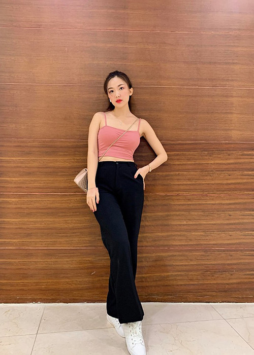 Trả lời Zing, nữ diễn viên phim "Hoa hồng trên ngực trái" phủ nhận phẫu thuật thẩm mỹ. Cô nói, gương mặt có vẻ khác so với trước do bản thân cô biết cách trang điểm.