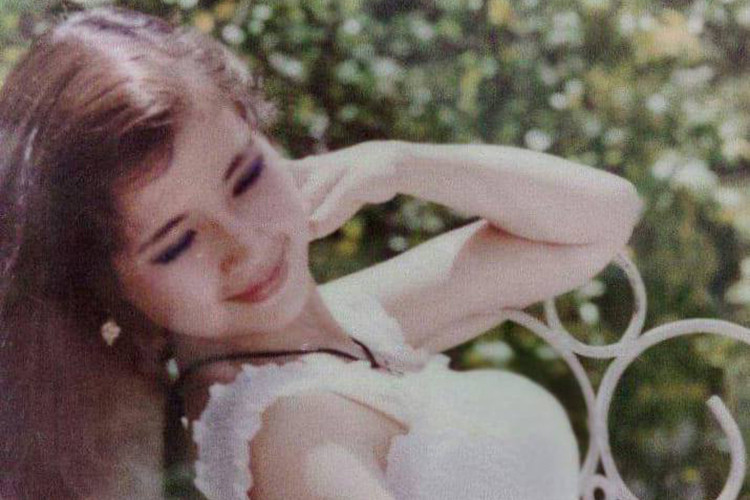 Thời thiếu nữ, Lan Hương sở hữu đôi mắt to tròn, khuôn mặt bầu bĩnh nên cô còn có biệt danh là "Hương mít".